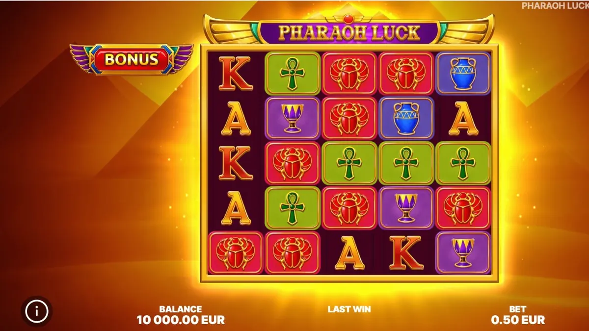หน้าจอเกมสล็อต Pharaoh Luck พร้อมสัญลักษณ์อียิปต์และพีระมิด